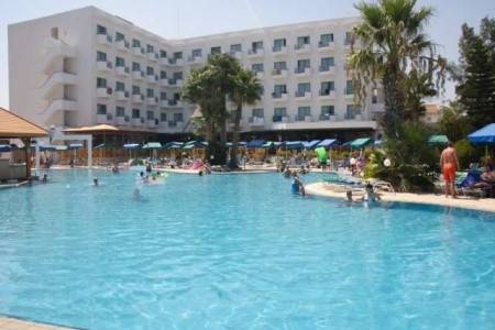 Invia – Antigoni Hotel, Larnaca