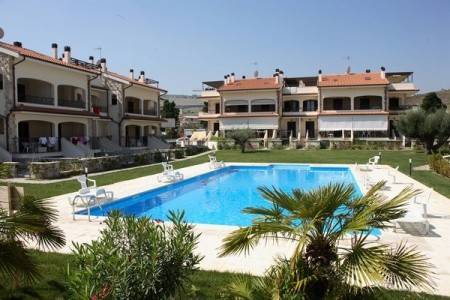 Invia – Rezidenční Komplex Med Resort S Bazénem Cer– Pineto,  recenzia
