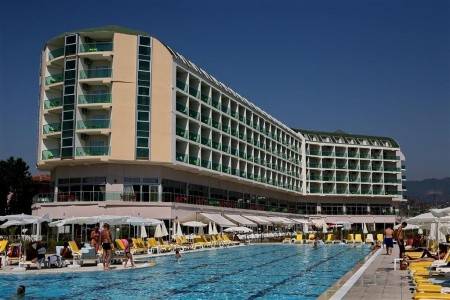 Invia – Hedef Beach Resort,  recenzia